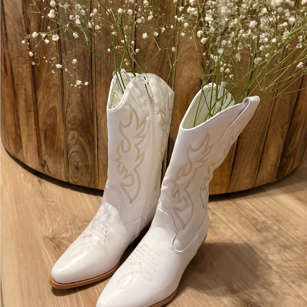 White Heeled Boots with Intricate Pattern